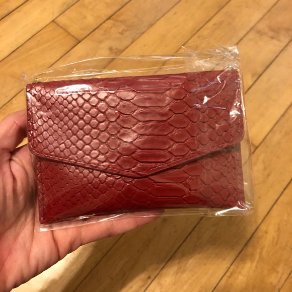 Red snake print Card carrying crossbody - Picture 2 of 4